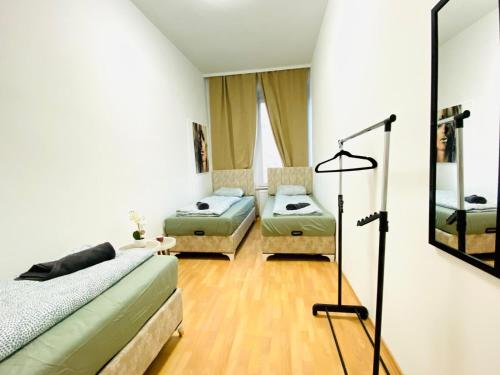 Katil atau katil-katil dalam bilik di Comfortable 5BR shared Apt Well Connected Location