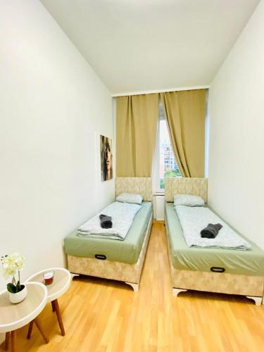 Katil atau katil-katil dalam bilik di Comfortable 5BR shared Apt Well Connected Location