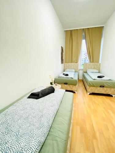 Katil atau katil-katil dalam bilik di Comfortable 5BR shared Apt Well Connected Location