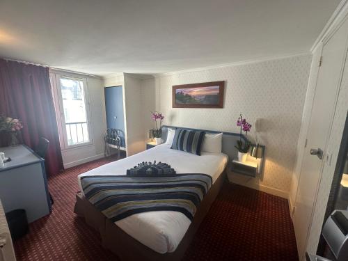 Ένα ή περισσότερα κρεβάτια σε δωμάτιο στο Hôtel Opera Deauville