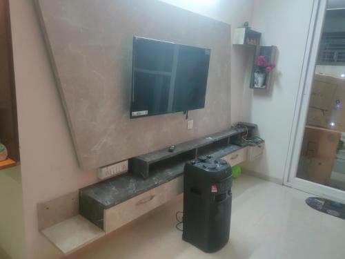 Una sala de estar con un televisor y un bote de basura. en Spgrandrjy, en Godāvari
