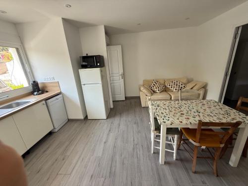 Il dispose d'une cuisine et d'un salon avec une table et un canapé. dans l'établissement A casa nostra, à Ajaccio