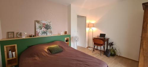 une chambre avec un lit et un bureau dans l'établissement T3 spacieux, proche du lac et du grand port avec garage, à Aix-les-Bains