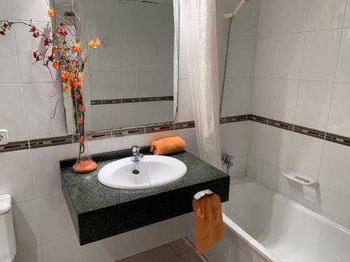 un baño con lavabo y bañera en Estartit Park 1-1, en Torroella de Montgrí