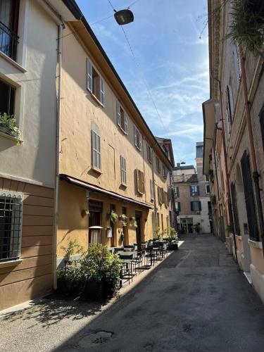 an alley with tables and chairs in a building at Domus Cerchio 19 - Affitti Brevi Italia in Ravenna