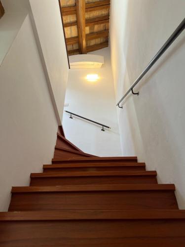 a staircase in a house with wooden stairs at Domus Cerchio 19 - Affitti Brevi Italia in Ravenna