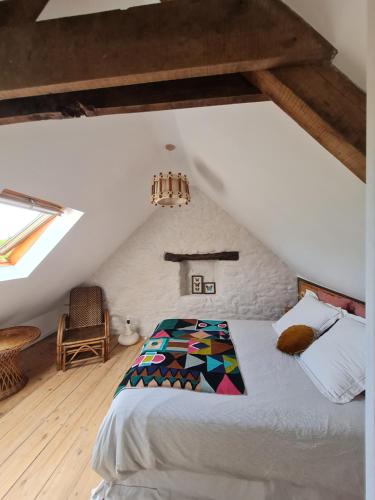 une chambre avec un lit dans un grenier dans l'établissement Gîte Villa gloria 2, à Landaul