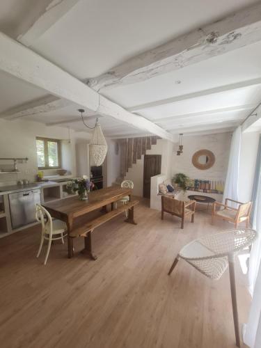 Il comprend un salon avec une table en bois et une cuisine. dans l'établissement Gîte Villa gloria 2, à Landaul