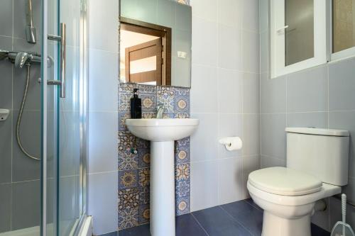 Koupelna v ubytování F4 Room 1, Private Double room with private bathroom and balcony