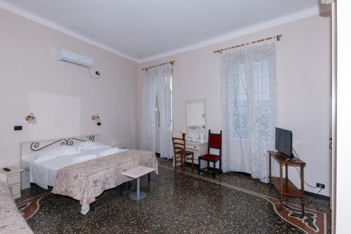 Кровать или кровати в номере Family Hotel Balbi