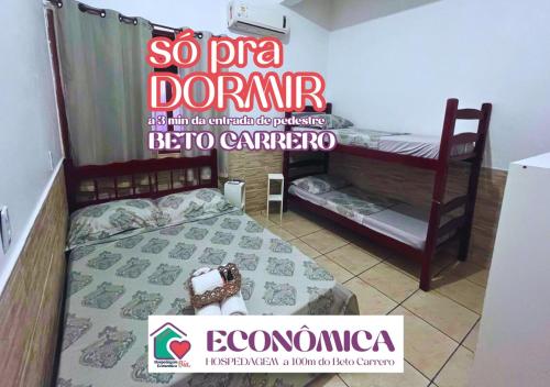 a bedroom with two bunk beds and a sign that says so pizza durcano at Hospedagem Econômica By Bia in Penha