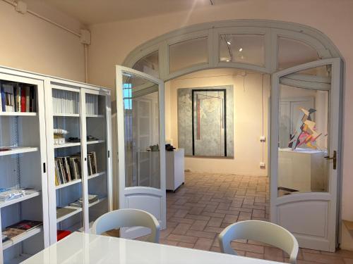 a room with a table and chairs in a room at Museo Grillo Camere d'Arte, dormire nel Museo in Arena Po