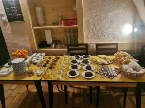 Una mesa con platos de comida encima en La Mansio de Bons, en Les Deux Alpes