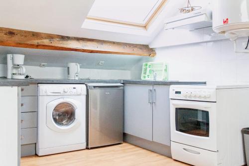 - une buanderie avec un lave-linge et un sèche-linge dans l'établissement Cosy apartment for 4, à Saint-Ouen