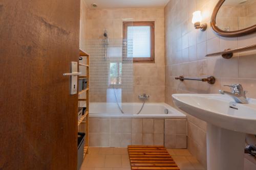 une salle de bain avec un lavabo et une baignoire dans l'établissement Serac 1 - Snow and Trek, à Morzine