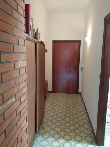 a hallway with a brick wall and a door at Demodé Trekking in Madonna di Fornelli