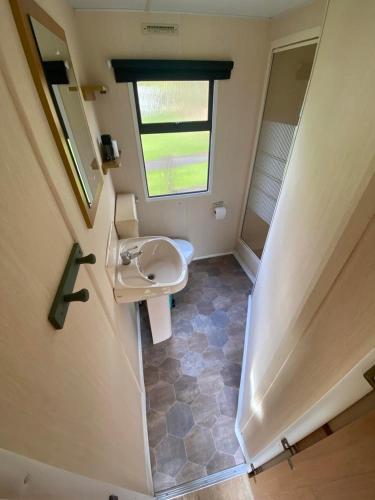une petite salle de bain avec un lavabo et des toilettes dans l'établissement Camping de la Reuille, à Fléré-la-Rivière