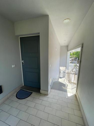 a hallway with a blue door and a balcony at Ara-Home in Aranova