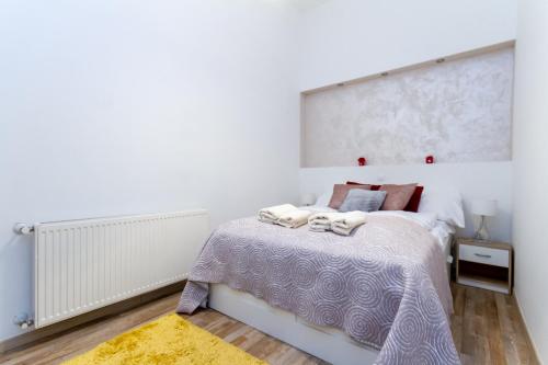 una camera da letto con un letto con una grande testiera di UrbanNest a Budapest