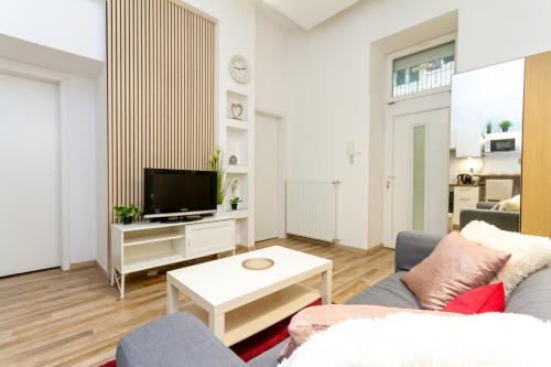 un soggiorno con un divano e una TV di UrbanNest a Budapest