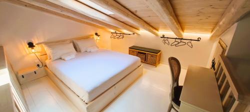 a small bedroom with a bed and a chair at Chrisanthi's Cottage in Mougkelátika