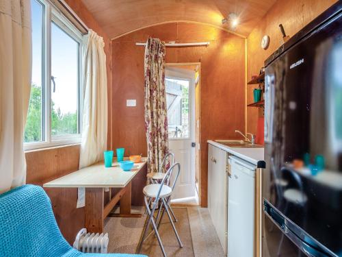 Una cocina o kitchenette en Shepherds Hut