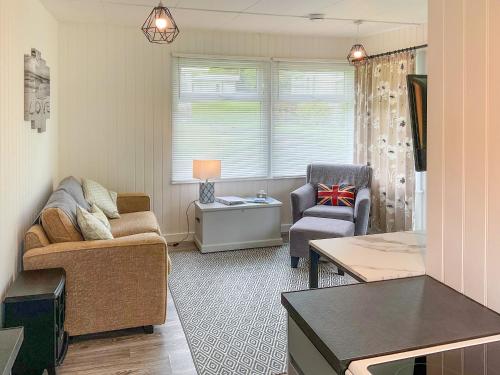 ein Wohnzimmer mit einer Couch und zwei Sesseln in der Unterkunft Pebbles - Uk48098 in Haverfordwest