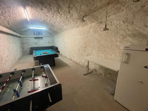 a room with a ping pong table and a pool table at Swiss Art & Vine Pop-Up House in Biel