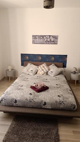 - une chambre dotée d'un lit avec une couverture et des oreillers dans l'établissement appartement villa Marie Fanny, à Arles