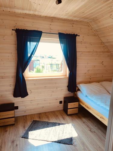 Postel nebo postele na pokoji v ubytování Domki Summer Village Rewal