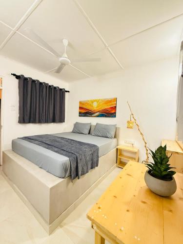 a bedroom with a bed and a table at Sun Shine Guest House in Negombo