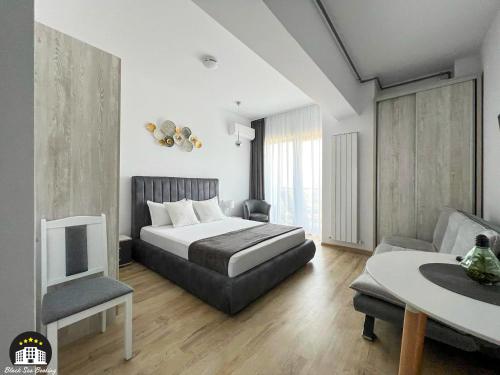 Кровать или кровати в номере Azimuth Beach Studios