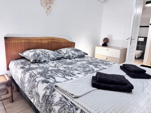 Villa Franco - Plage de Leroux à 600m - Vue mer exceptionnelleにあるベッド