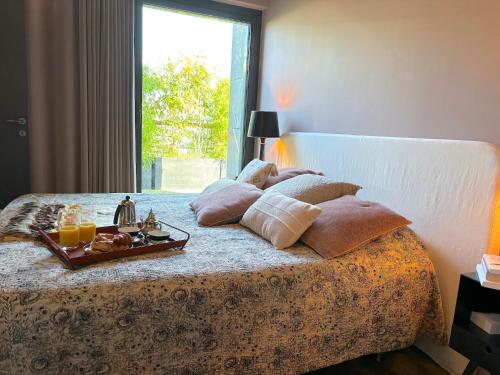 - un lit avec un plateau de nourriture dans l'établissement Le Penthouse Eiffel, à Paris