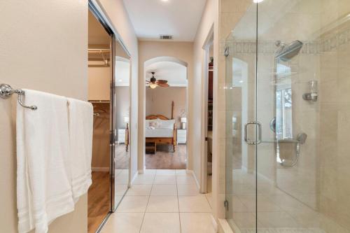 Salle de bains dans l'établissement Serene Golf Course Retreat with Pool & Spa Game Room