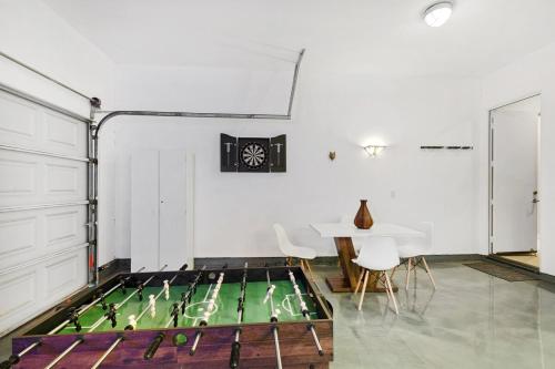 Télévision ou salle de divertissement dans l'établissement Serene Golf Course Retreat with Pool & Spa Game Room
