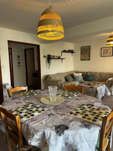 un salon avec une table et un canapé dans l'établissement Appartement lumineux avec parking privé et balcon, à Toulon