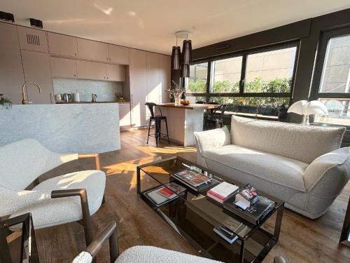 un salon avec un canapé et une table dans l'établissement Le Penthouse Eiffel, à Paris