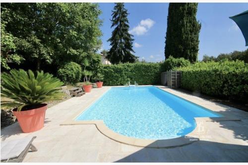 Beautiful and spacious villa - swimming pool - garden