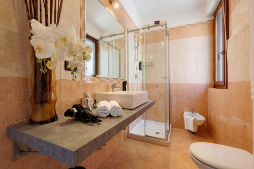 une salle de bain avec lavabo et douche dans l'établissement Appartamento Il Campanile, à Tignale