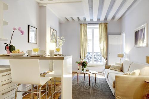 un salon avec un canapé et une table dans l'établissement Paris Marais Design residence, à Paris