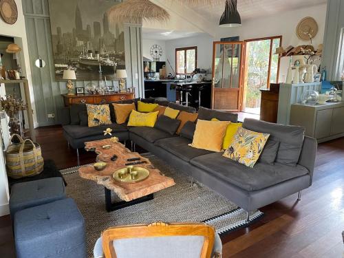 un salon avec un canapé et une table dans l'établissement Villa au cœur du Cap Ferret, à Lège-Cap-Ferret