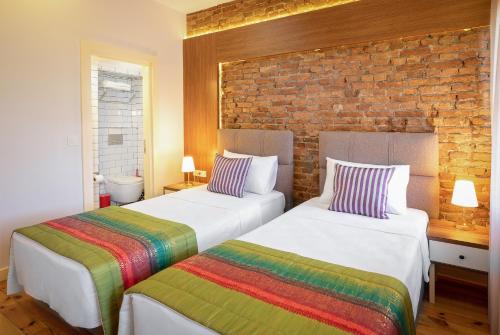 Gulta vai gultas numurā naktsmītnē Mono Hotel