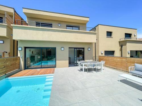 Villa Oia 300 m from the beach