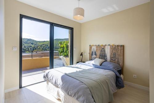une chambre avec un lit et une grande fenêtre dans l'établissement Villa Oia 300 m from the beach, à Conca