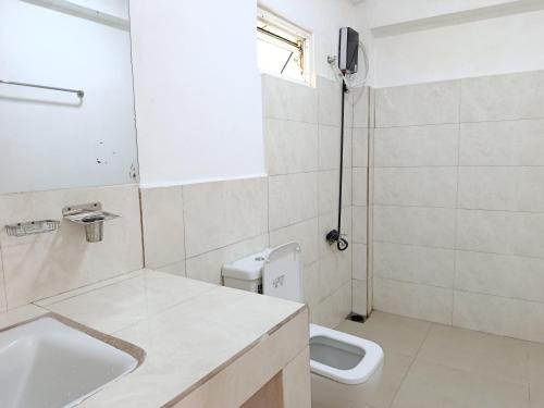 Un baño de New Ella Delightfull Surround