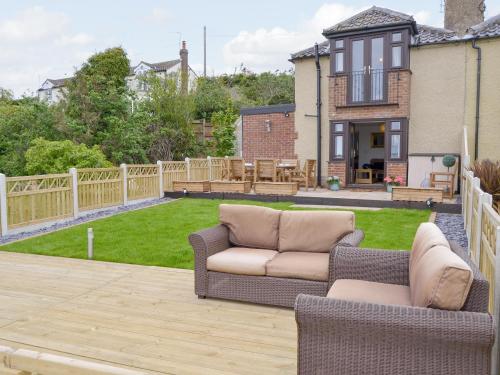 Posezení v ubytování Riverbank Cottage