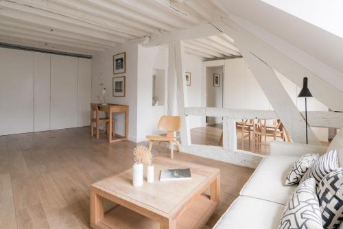 un salon avec un canapé blanc et une table dans l'établissement Veeve - The Ecologist, à Paris