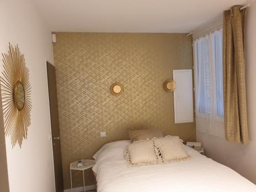 une chambre avec un lit avec un oreiller dessus dans l'établissement Appartement T2 avec grande terrasse idéalement situé Cannes centre, à Cannes