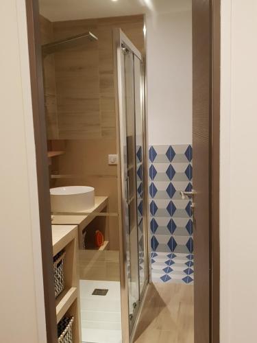 une salle de bain avec douche et lavabo dans l'établissement Appartement T2 avec grande terrasse idéalement situé Cannes centre, à Cannes